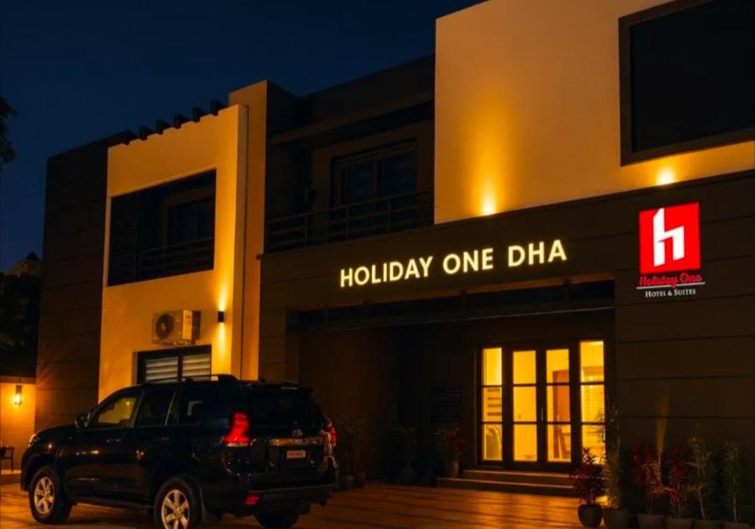 Escorts available at Holiday Inn Karachi, Shahrah-e-Faisal